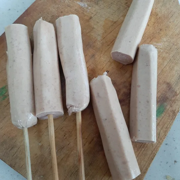 Potong sosis jadi 2 lalu tusuk dengan tusukan sate.