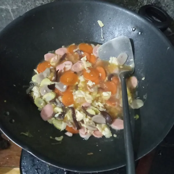 bumbui dengan garam, lada bubuk, gula pasir, saos tiram, saos tomat dan kecap ikan. aduk rata. masak hingga wortel empuk.