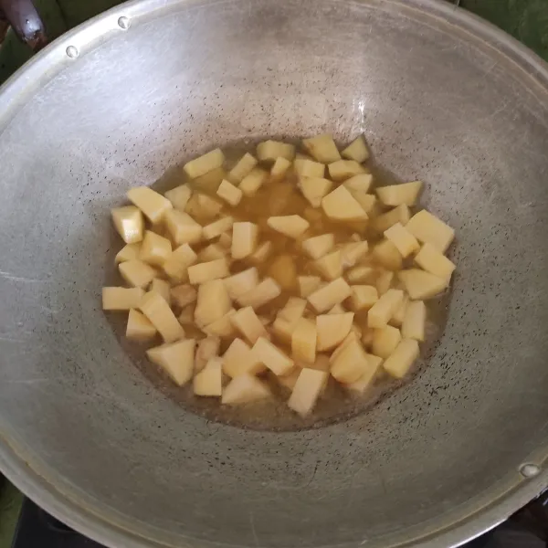 Panaskan minyak, lalu goreng kentang hingga matang dan kering, kemudian sisihkan.
