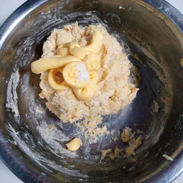 Campur semua bahan kecuali margarin dan garam, lalu uleni sampai setengah kalis.