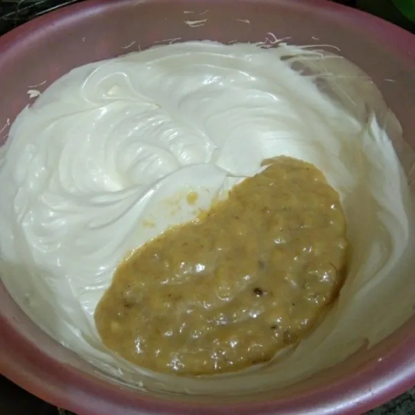 Tambahkan pisang yang telah di haluskan, lalu kocok sebentar saja.