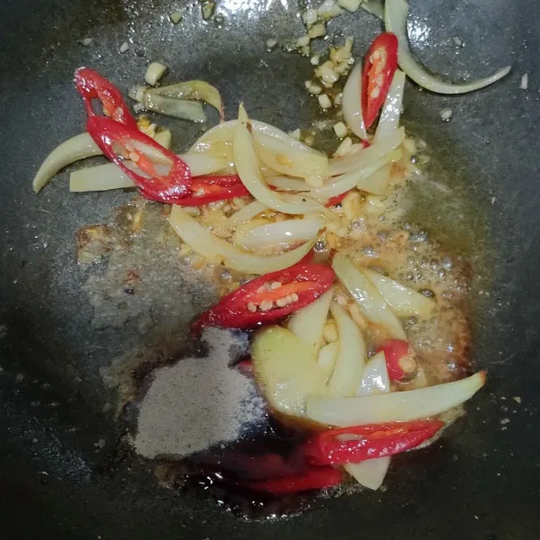Tumis bawang putih, bawang Bombay dan cabe merah besar hingga harum, tambahkan garam, lada bubuk, kaldu bubuk, kecap ikan dan saus tiram.