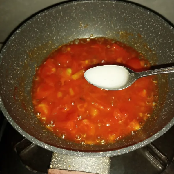 Setelah mendidih dan tomat layu, masukkan larutan maizena sambil diaduk. Setelah mendidih kembali matikan api. Sisihkan sebentar.