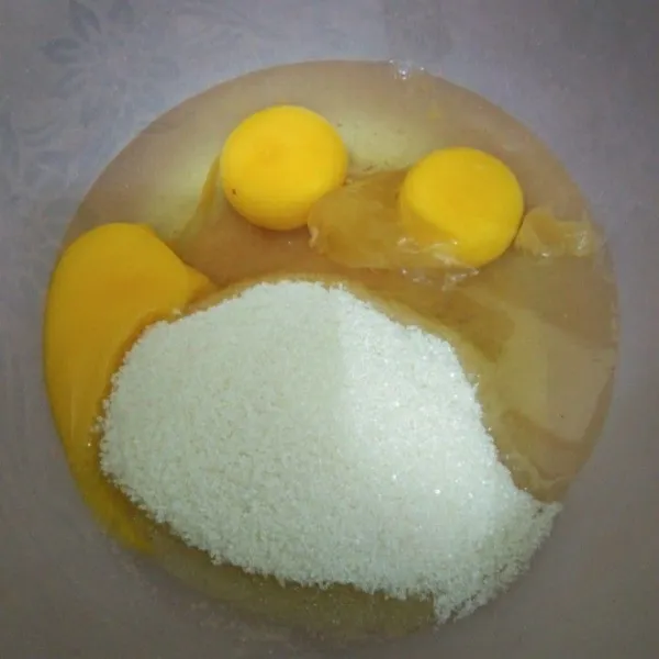 Dalam wadah, kocok telur, SP, vanili bubuk, dan gula pasir hingga mengembang berjejak.