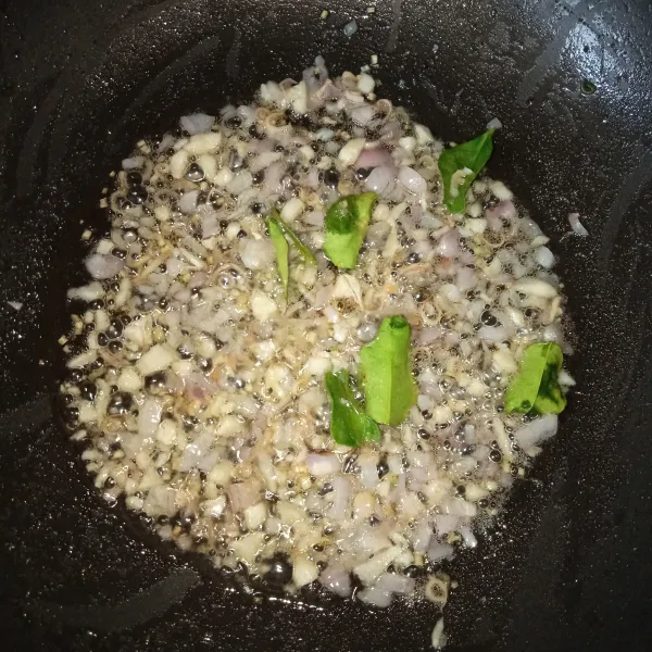 Masukkan bawang putih dan bawang merah cincang, tumis hingga bawang layu.