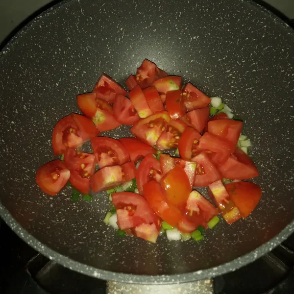 Buat saus tomat : Panaskan minyak, masukkan irisan daun bawang kecil(sisakan bagian hijaunya untuk topping nanti), tumis 3-4 detik saja. Masukkan tomat, tumis sampai terlihat agak layu.