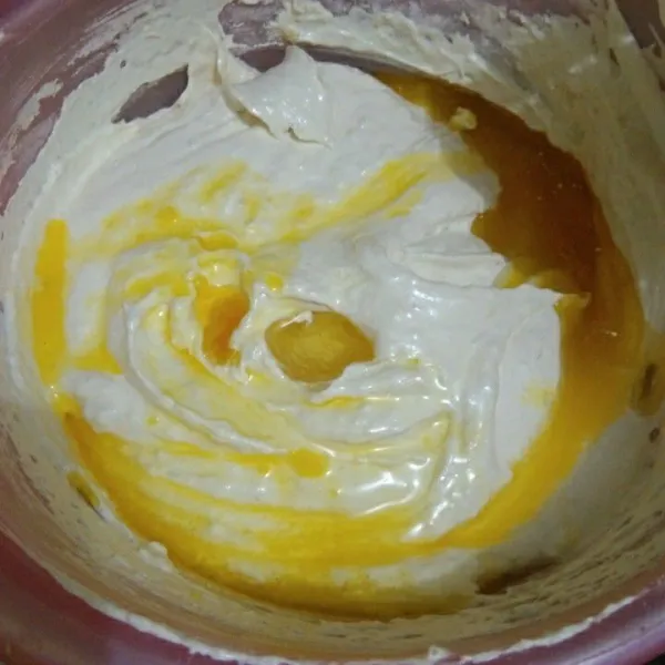 Masukkan margarin dan minyak goreng, lalu aduk balik.