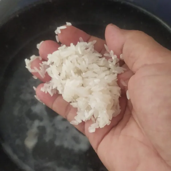 Tambahkan beras, masak sampai beras mekar, sesekali diaduk.
