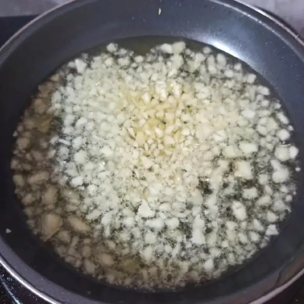 Goreng bawang putih (sebagian saja untuk taburan) hingga keemasan, angkat, tiriskan