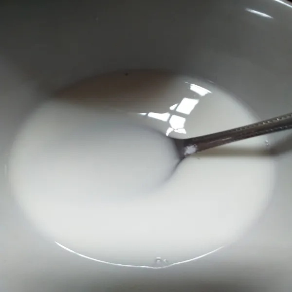 Masukan tepung maizena ke dalam wadah kemudian masukan air aduk hingga rata .