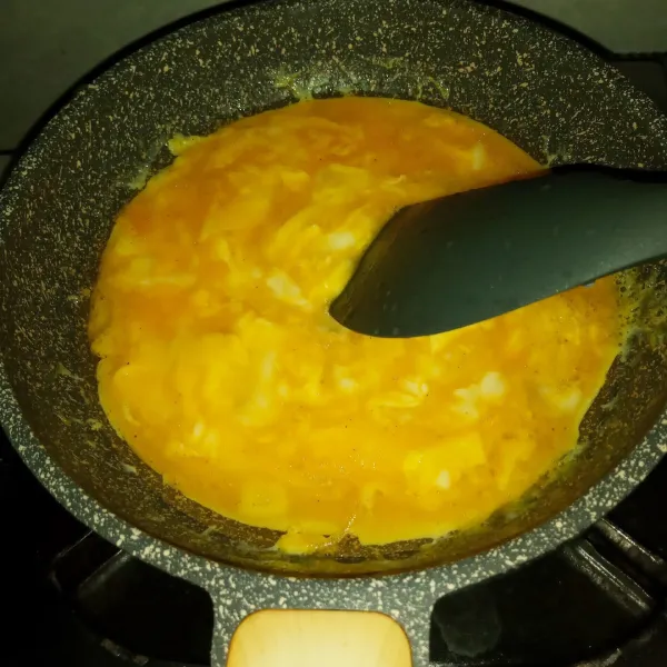 Kocok lepas telur bersama garam dan lada bubuk. Panaskan minyak dengan api kecil hampir sedang. Tuang kocokan telur, aduk hinga membentuk gumpalan.
