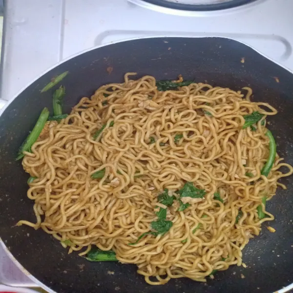 masukkan mienya, aduk hingga tercampur rata. masak hingga kuah menyusut. jangan lupa koreksi rasanya