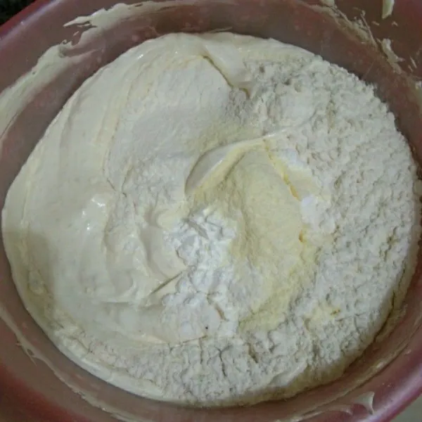 Masukkan tepung terigu, tepung maizena, dan susu bubuk, lalu kocok asal rata.