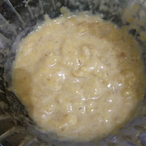 Haluskan pisang, lalu tambahkan kental manis putih, aduk rata dan sisihkan.