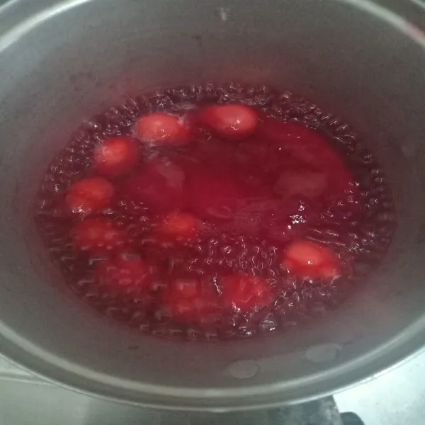 kupas kulit telur puyuh lalu rebus dengan air yang ditambah garam dan pewarna merah tua hingga mendidih. setelah itu matikan api lalu diamkan telur terendam hingga warna telur merah sesuai selera, baru ditiriskan