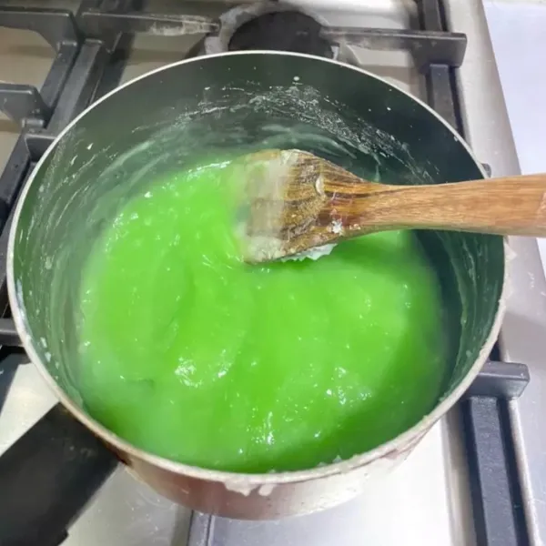 Masak juga adonan hijau sampai kental, lalu tuang di atas adonan putih.