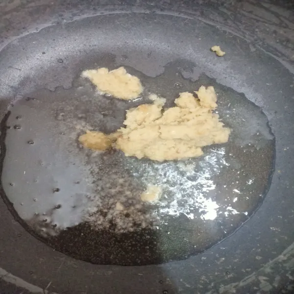tumis bumbu halus hingga harum lalu ayam hingga berubah warna, setelah itu masukkan kocokan telurnya