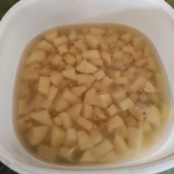 Kupas kentang, lalu potong-potong dadu dan bilas dengan air bersih.
