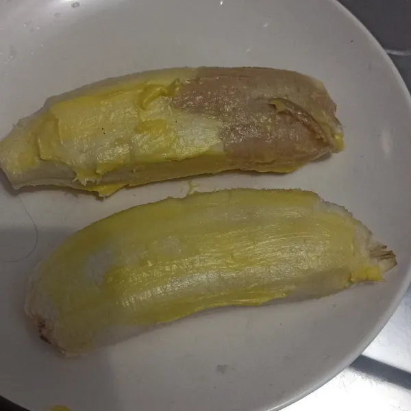 Kupas pisang lalu olesi dengan margarine
