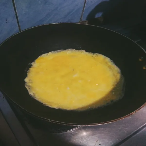 Panaskan wajan dengan api kecil, tambahkan mentega. Setelah itu tuang telur yang dikocok, dadar hingga merata. Angkat dan tiriskan.