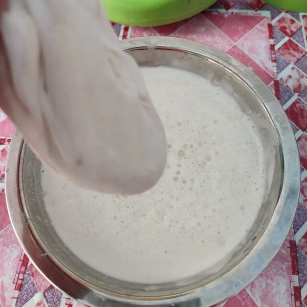 Blender kacang kedelai dengan 250 ml air, kemudian saring dan peras, sisihkan.