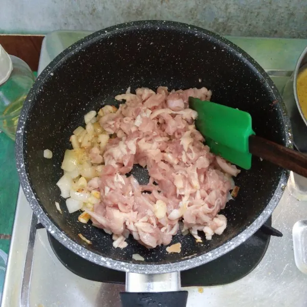Tumis bawang putih dan bawang bombay sampai harum dan layu. Kemudian masukkan ayam, masak sampai berubah warna.