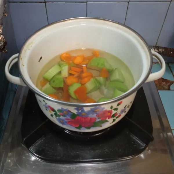 Kemudian tambahkan wortel, masak sampai wortel dan labu empuk.