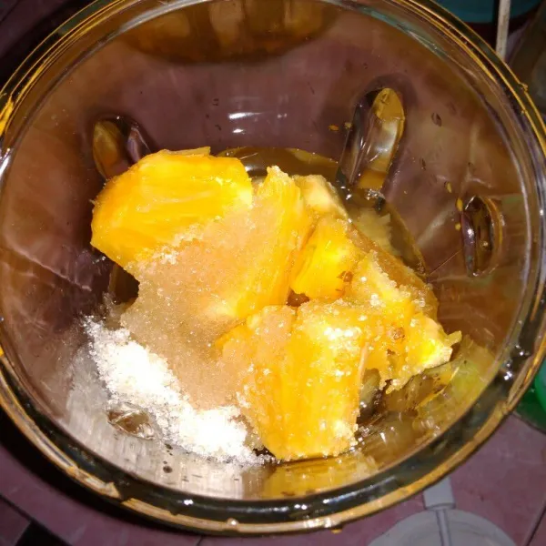 Masukkan nanas yang sudah dipotong, gula pasir, dan air secukupnya ke dalam blender.