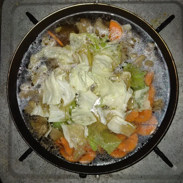 Masukkan irisan kubis, lalu beri penyedap rasa. Kemudian sajikan di mangkuk dan beri taburan bawang goreng serta irisan daun seledri.