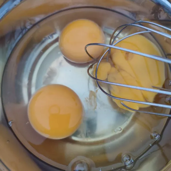 Kocok lepas 3 butir telur.