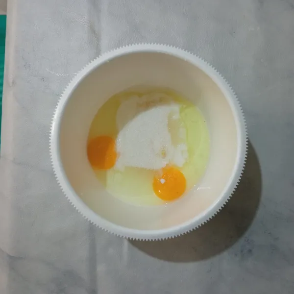 Dalam wadah masukkan telur, gula pasir, SP, garam, dan baking powder.