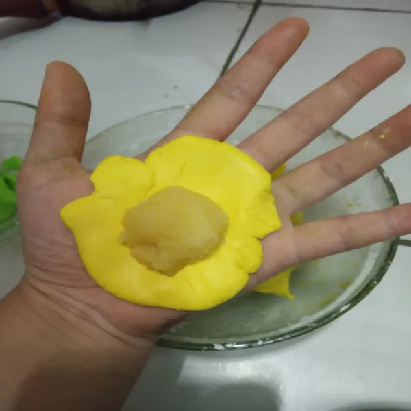 Pipihkan adonan, masukan pasta kacang hijau. Bentuk menjadi buah lemon dan blimbing.