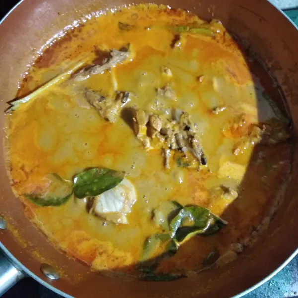 Biarkan sedikit kuah menyusut, angkat dan sajikan.