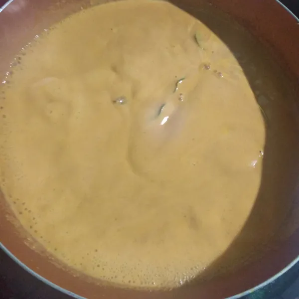 Masak sampai mendidih sambil diaduk agar santan tidak pecah.