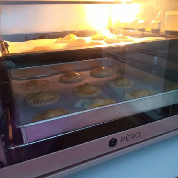 Panggang selama 30 menit dengan suhu 200°C atau sampai matang. Sesuaikan dengan oven masing-masing.