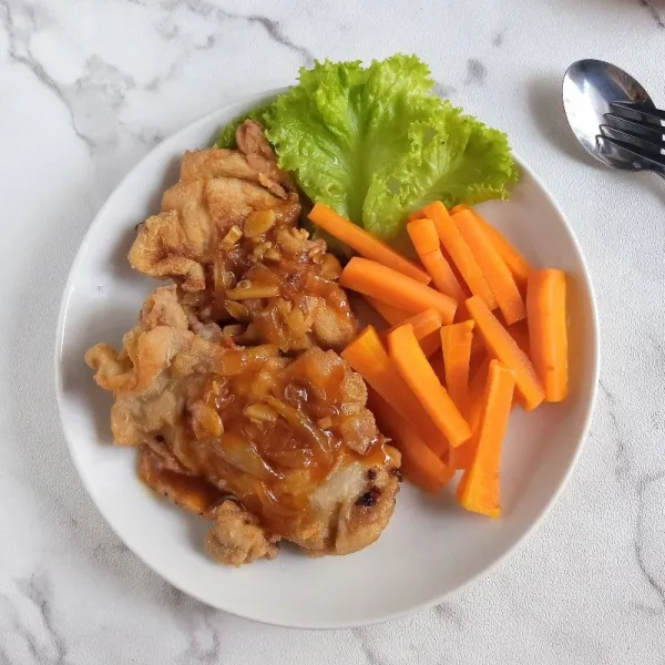 Tata ayam dan wortel di atas piring. Kemudian siram dengan saus, lalu sajikan.