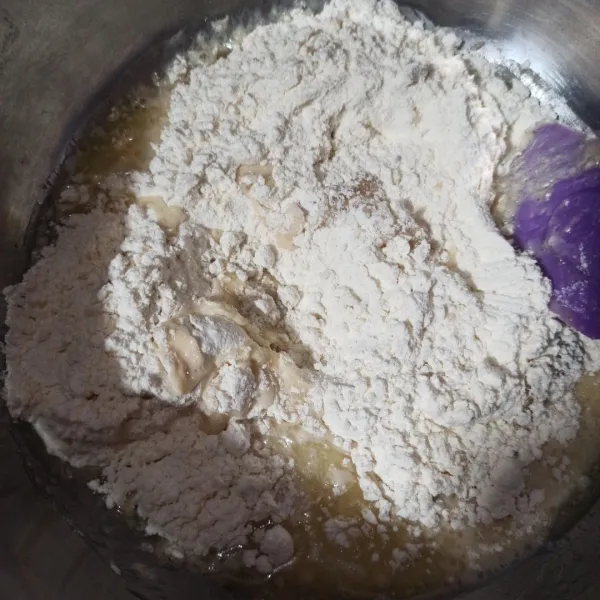 Tuang ke tepung perlahan sambil diaduk. Kemudian masukkan susu cair dan minyak, terakhri beri garam. Uleni selama 15 menit