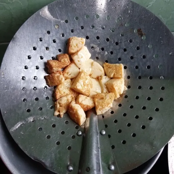Siapkan tofu yang telah digoreng