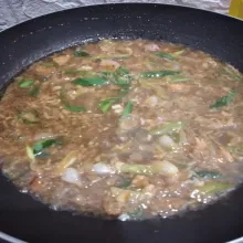 Masukkan bahan saus, tuang air, masukkan irisan daun bawang hijaunya, saya tambahkan air dari sisa kukusan ikan yang ada, dimasak bersama kuah ini
