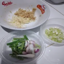 Siapkan bahan bahan lainnya, iris dan potong daun bawang, brambang pre, haluskan bawang putih dan jahe