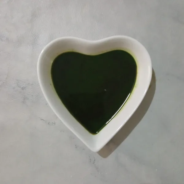 Masukkan daun kelor yang sudah dibersihkan dan dibuang tangkainya bersama dengan air ke dalam blender. Haluskan hingga tercampur rata, lalu saring dan buang ampas daun kelor.