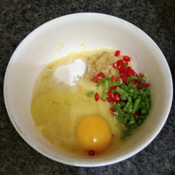 Campurkan kentang, bumbu halus, fiber creme, telur ayam, daun bawang, cabai merah keriting, garam, kaldu jamur, dan merica bubuk, lalu aduk rata.