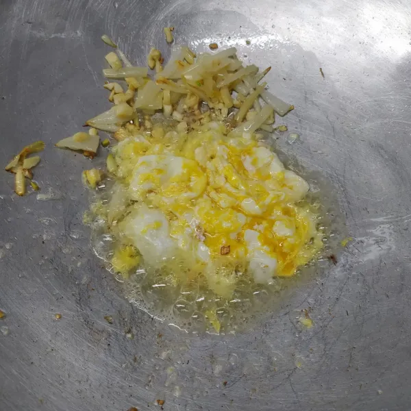 Pecahkan 1 butir telur, beri sedikit garam. Lalu buat telur orak-arik.
