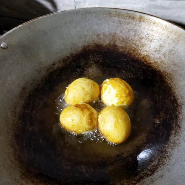 Goreng telur rebus sampai berkulit sisinya.