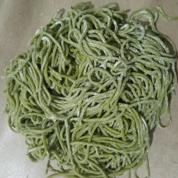 Taburi adonan dengan tepung tapioka agar tidak lengket. Mie daun kelor siap digunakan atau disimpan di dalam wadah tertutup dan masukkan ke dalam freezer. Mie daun kelor akan bertahan hingga 2 pekan.