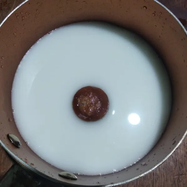 Panaskan susu cair dengan gula Jawa hingga gula larut