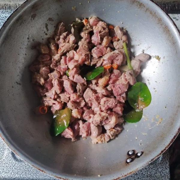 Masukkan daging sapi, lalu aduk hingga bumbu rata dan daging berubah warna.
