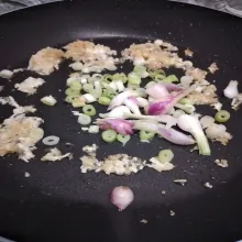 Tambahkan irisan brambang pre dan bonggol daun bawang yang sudah dibelah 2