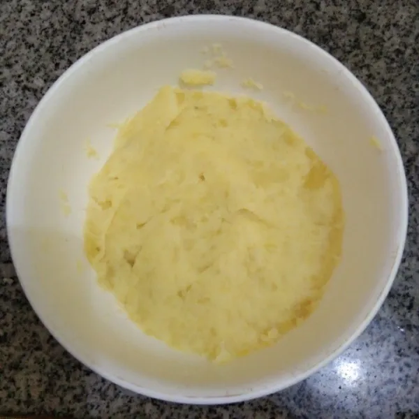 Haluskan kentang menggunakan ulekan.