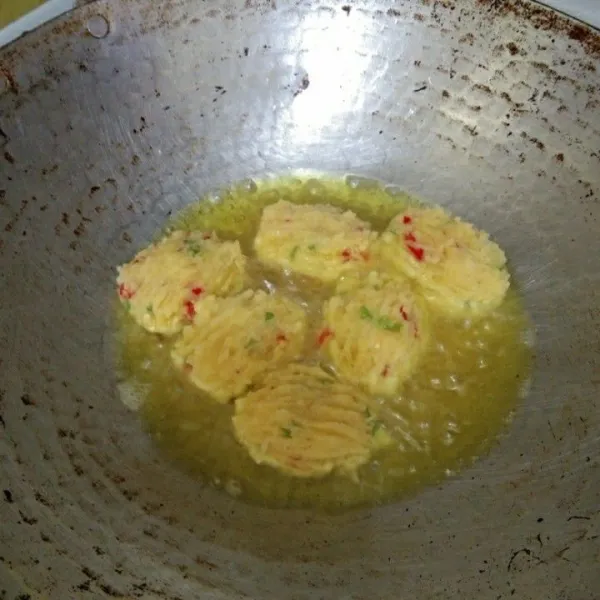 Goreng hingga matang, lalu angkat dan tiriskan. Kemudian sajikan.